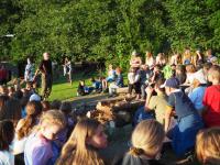 1Schazime se u slavnostniho ohne.JPG